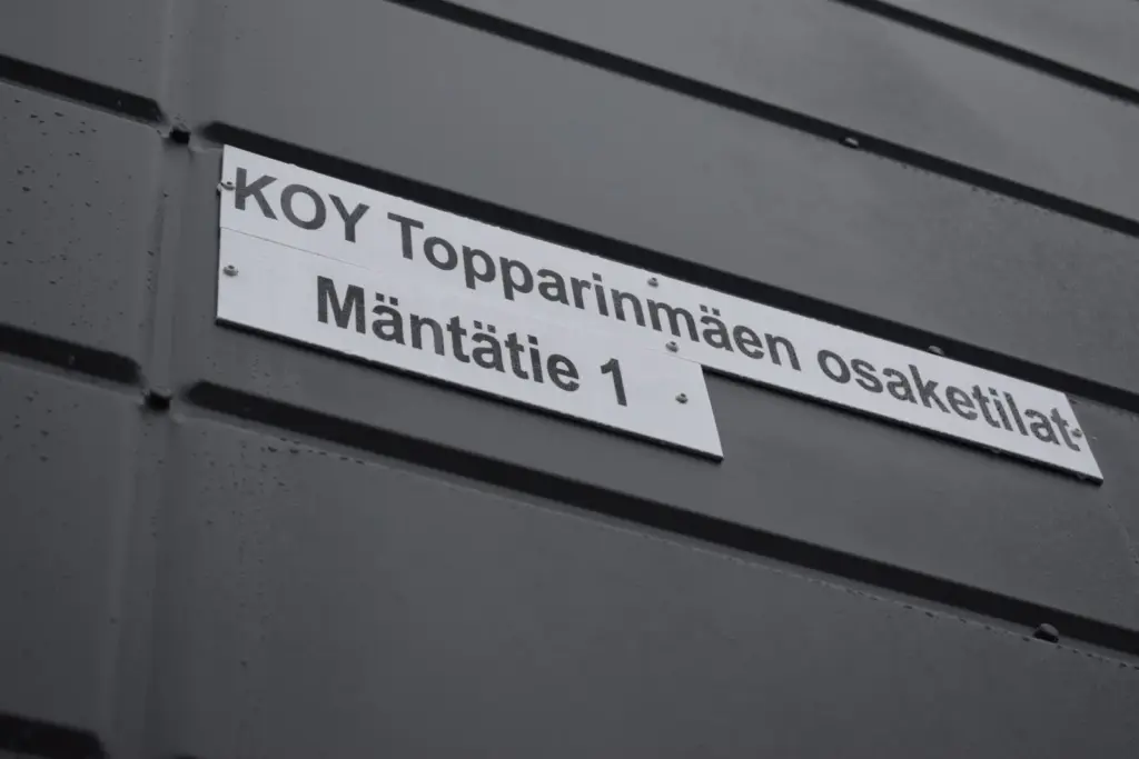 Kyltti: KOY Topparinmäen osaketilat, Mäntätie 1
